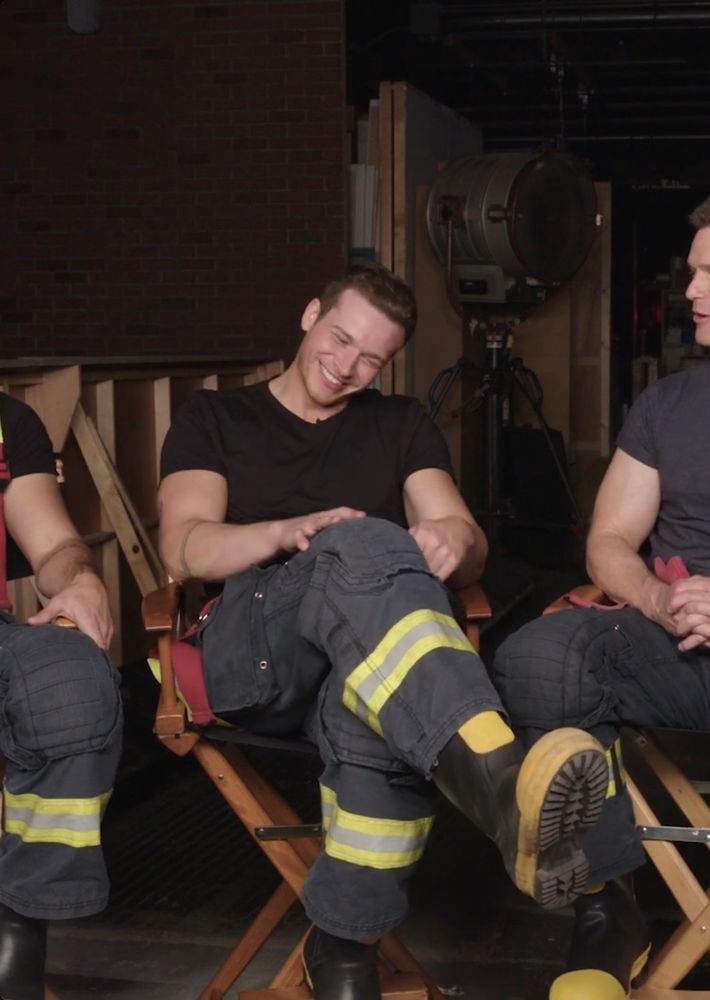 oliver stark de 9-1-1 sonriendo