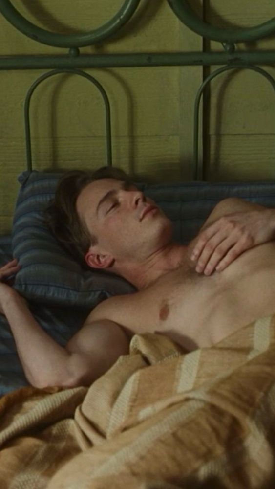 drew starkey como eugene allerton en queer