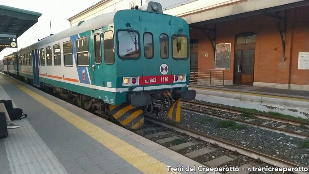 Treno Regionale 18190 con doppia ALn663 (ALn663.1110 + ALn663.1118) in partenza a Pontedera