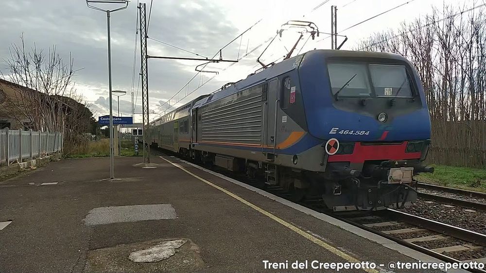 Treno Regionale Veloce 4133 con E464.584 VivAlto in transito a Castagneto Carducci (13/12/2023)