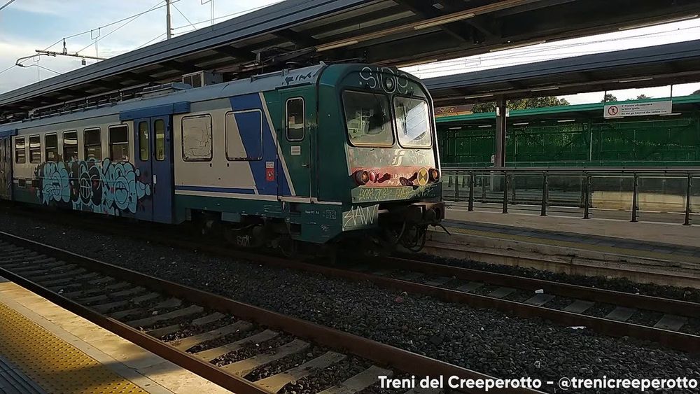 Treno Regionale 19475 con ALe642.003 + ALe642.055 in partenza da Pisa Centrale (14/12/2023)