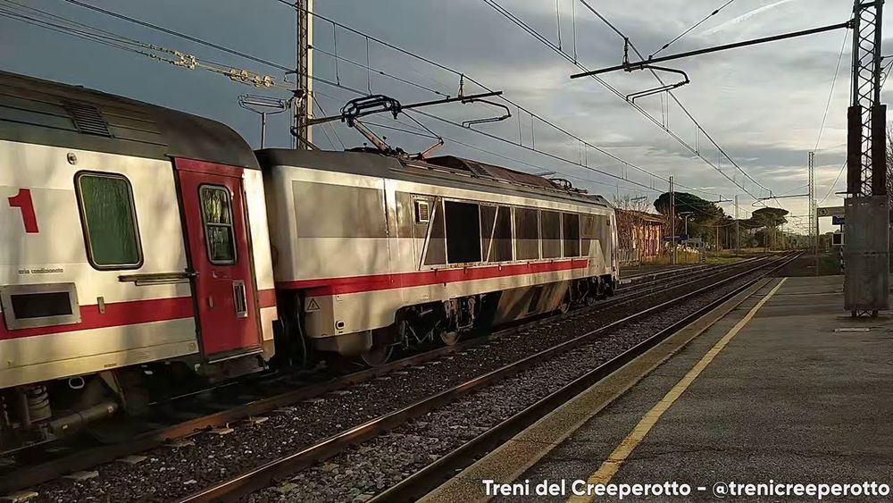 Treno Intercity 511 per Salerno con E401.014 in transito a Castagneto Carducci (13/12/2023)