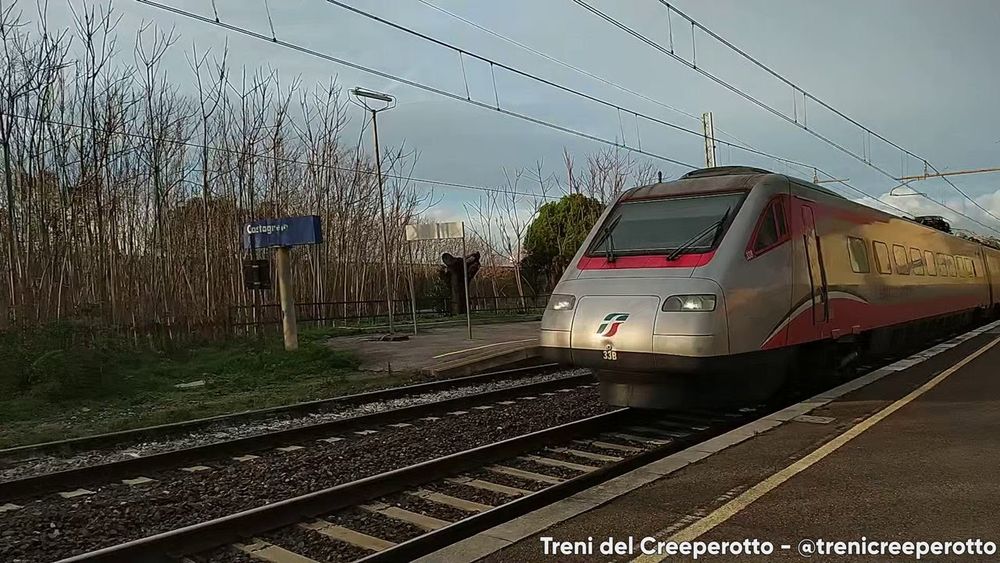 Treno Frecciabianca 8613 con ETR485.33 in transito a Castagneto Carducci (13/12/2023)