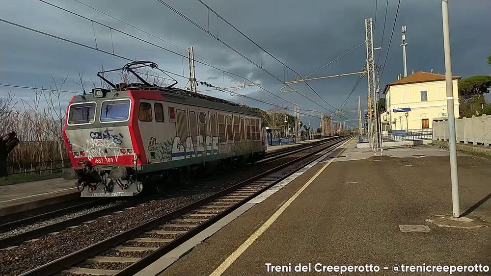 Locomotore Isolato (LIS) Tigre E652.109 MIR in transito a Castagneto Carducci (13/12/2023)