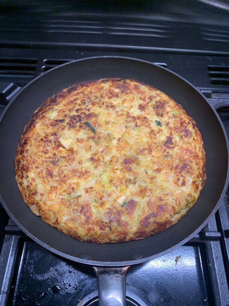 A frying pan full of potatoes and vegetables. 