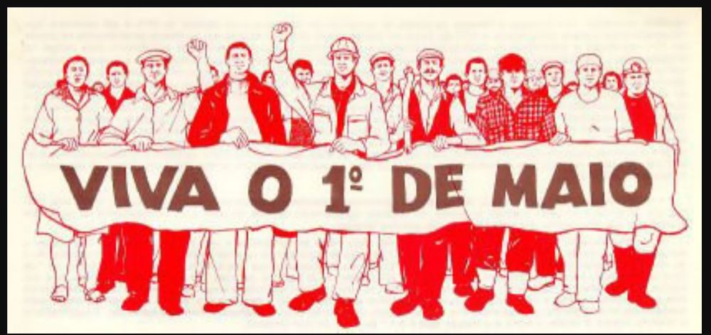Trabalhadores segurando faixa com os dizeres "Viva o Primeiro de Maio"