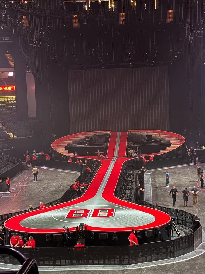 Palco de Benson Boone com formato que remete a uma piroca com bolas bem grandes