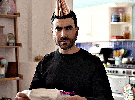 Roy Kent (Ted Lasso) avec un chapeau d'anniversaire