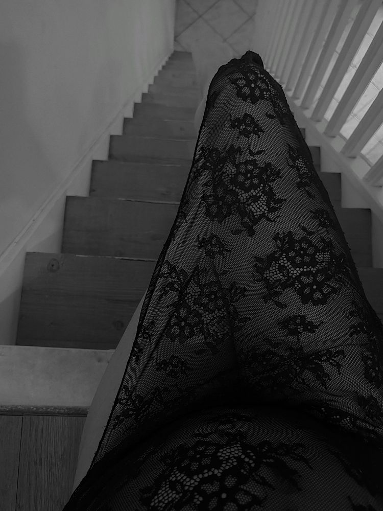 Vêtue d'une robe florale transparente. 