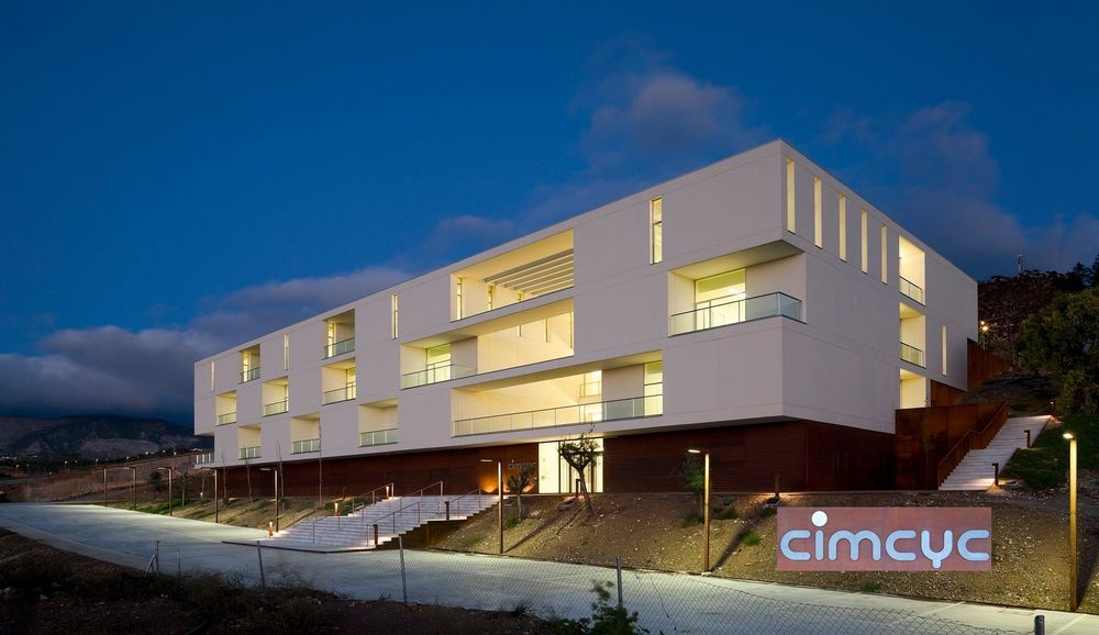 Nuestro centro de operaciones: el CIMCYC de la @universidadgranada.bsky.social. Aquí es donde estudiamos qué pasa en el cerebro cuando se pierde el control