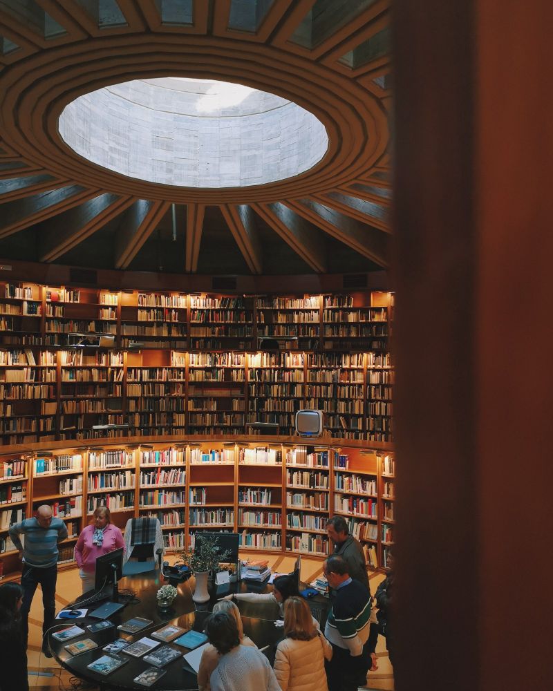 Biblioteca concéntrica del IPCE (Instituto del Patrimonio Cultural de España). Fotografía de Alex Monge.