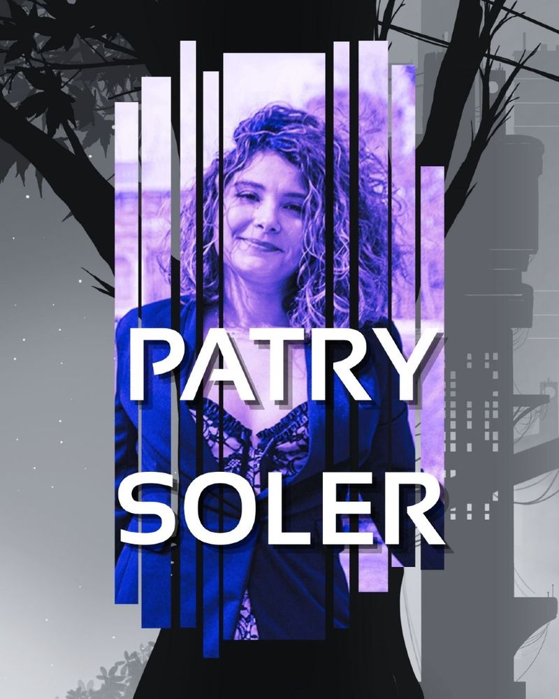 Cartel rectangular. En el centro está la imagen estilizada de una mujer de cabello rizado, con un filtro en tonos morados y azules, dividida en franjas verticales que le dan un aspecto moderno y futurista. Sobre la imagen, en letras grandes y blancas, aparece el nombre “PATRY SOLER”. De fondo, se pueden distinguir formas abstractas en escala de grises.