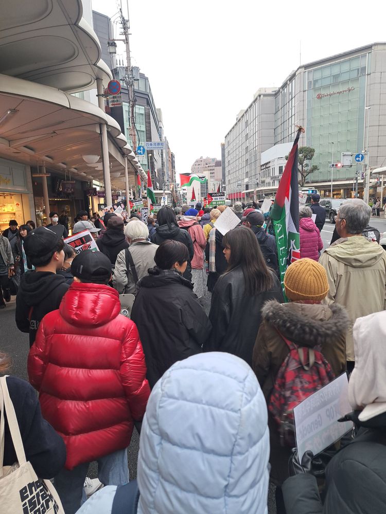 四条河原町交差点にさしかかる親パレスチナデモ隊
