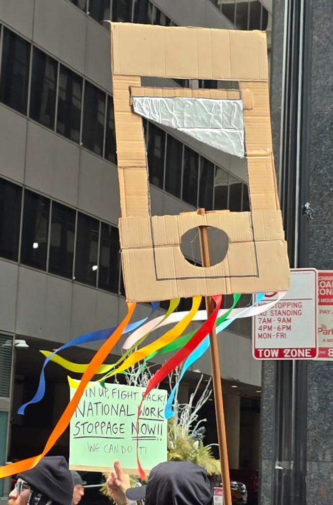 A guillotine sign.