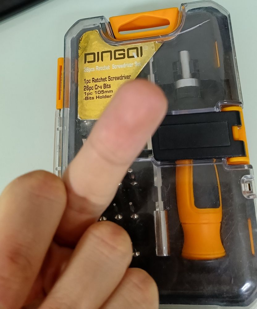 flipping off a DINGQI 68628 - Ratchet Screwdriver Set, 28PCS
