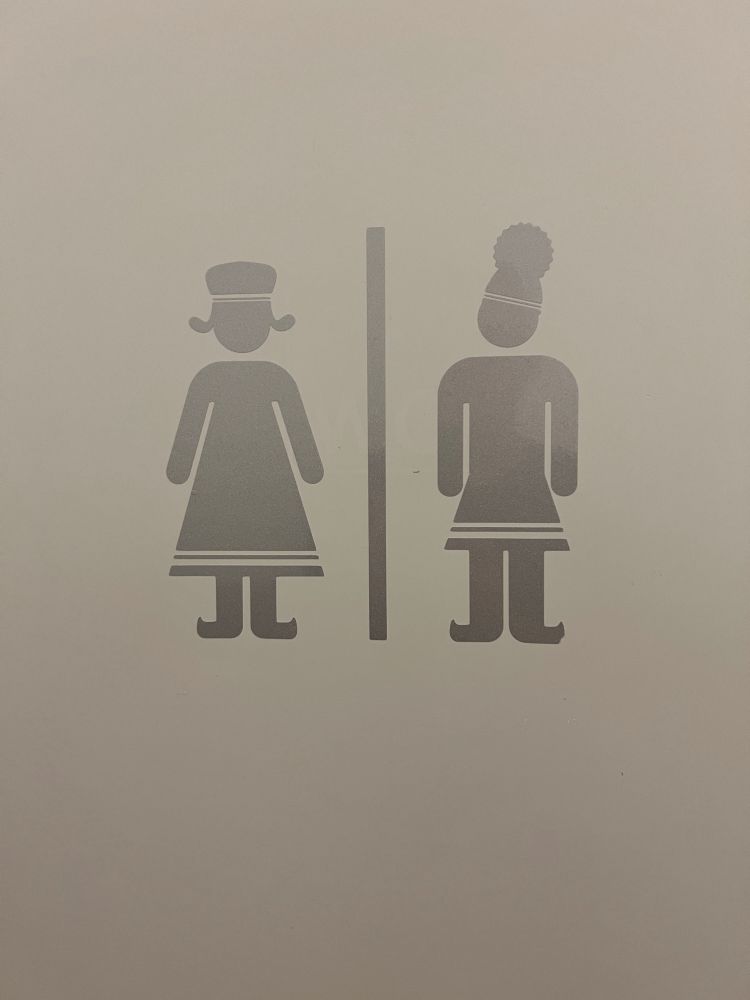 Dam och herr same på toadörr i Jokkmokk