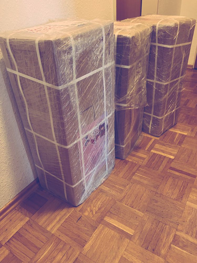 Mehrere große Pakete stehen in einem Flur. 