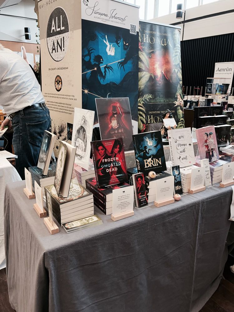 Ein Verkaufstisch mit Büchern. 