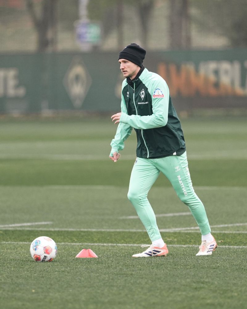 Niklas Stark mit Ball am Fuß auf dem Trainingsplatz.