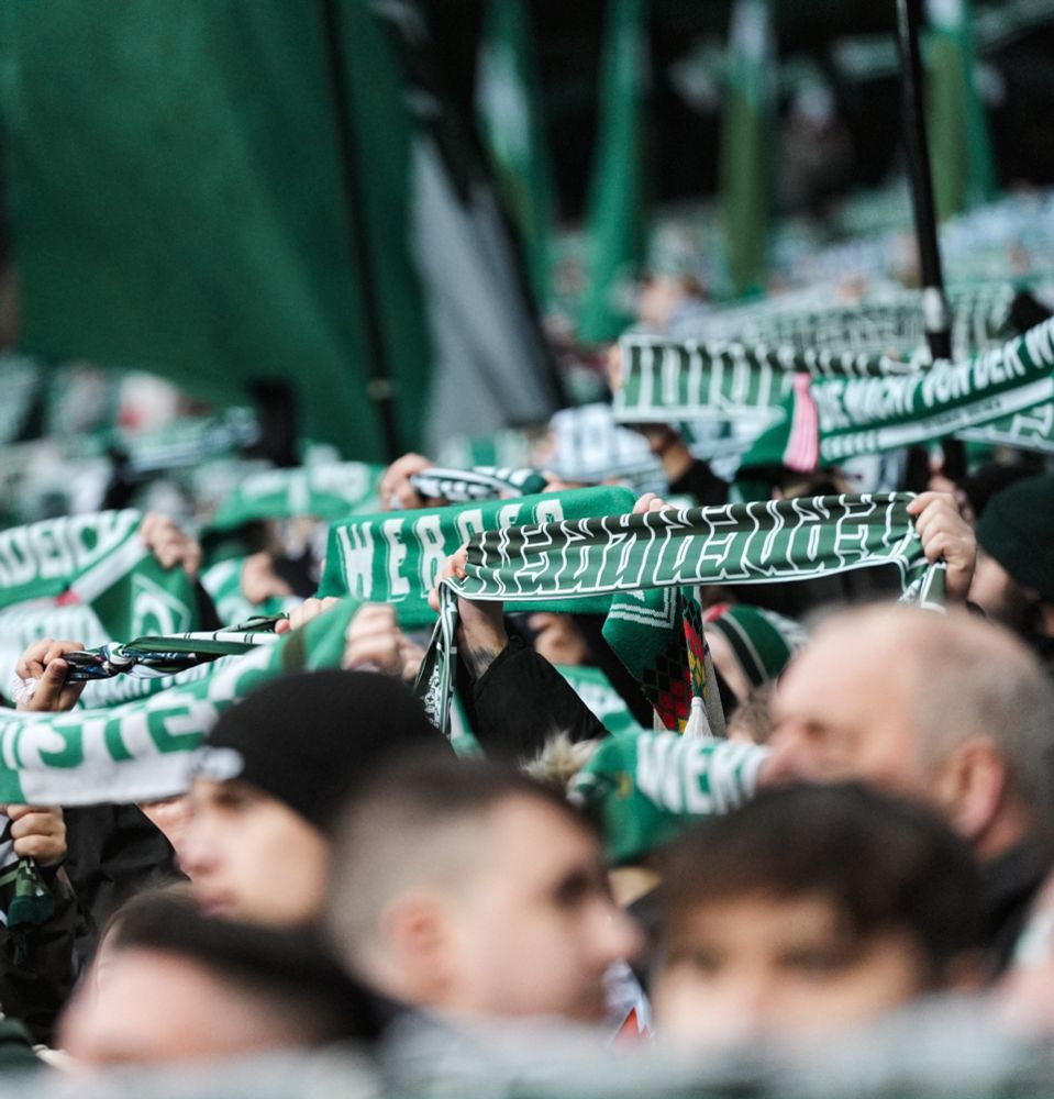 Werder-Fans, die den Werder-Schal hochheben.