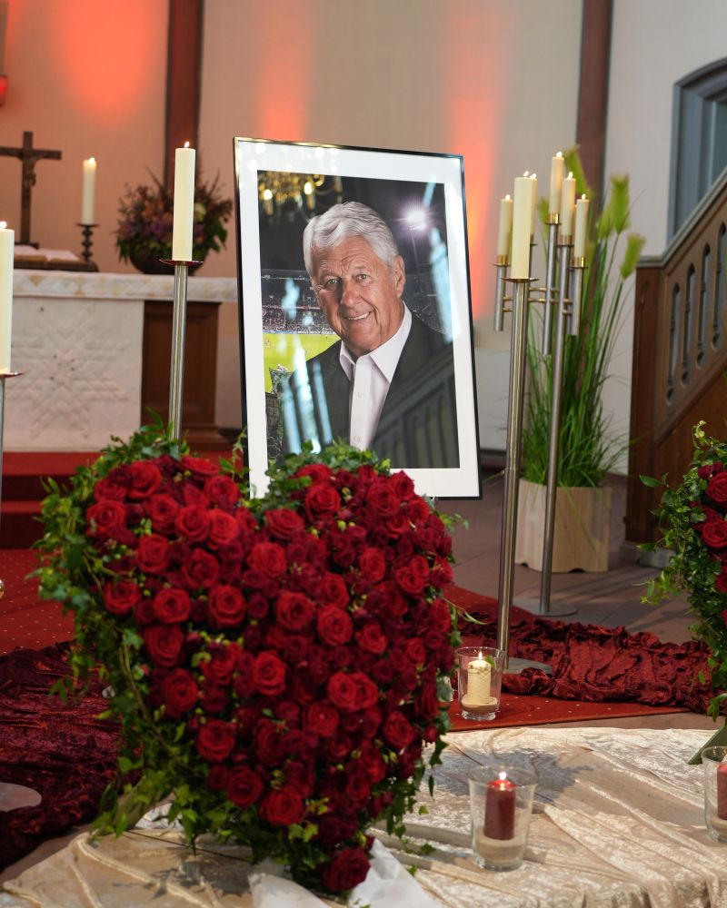 Ein Portrait von Max Lorenz in der Kirche. 