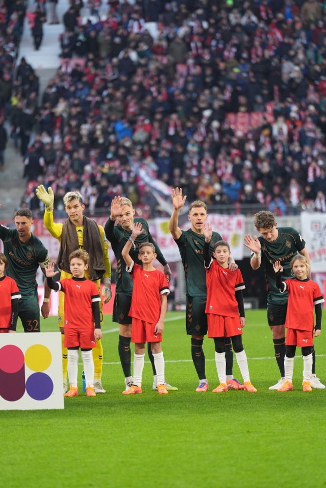 Werder-Spieler mit Einlaufkindern beim Auswärtsspiel in Leipzig