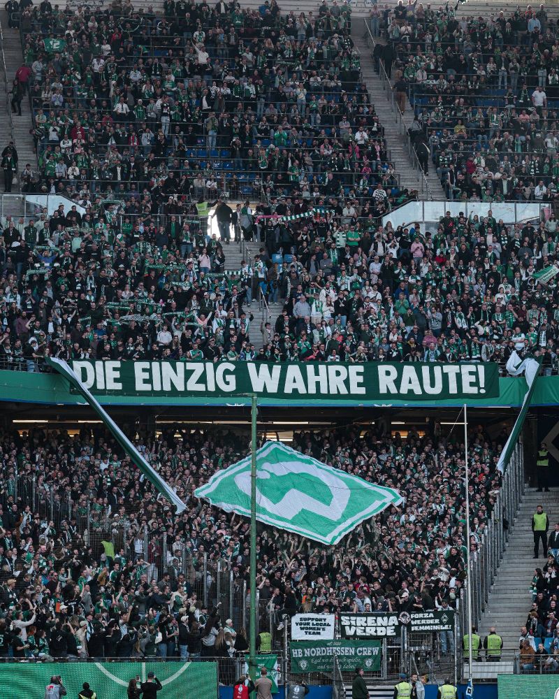 Im Gästeblock ist einer Werder-Raute und ein Spruchband: Die einzig wahre Raute.