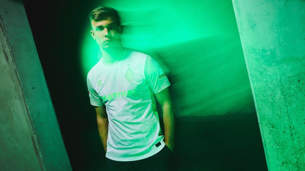 Topp im Away Trikot 2025/26 mit Neonlicht-Elementen