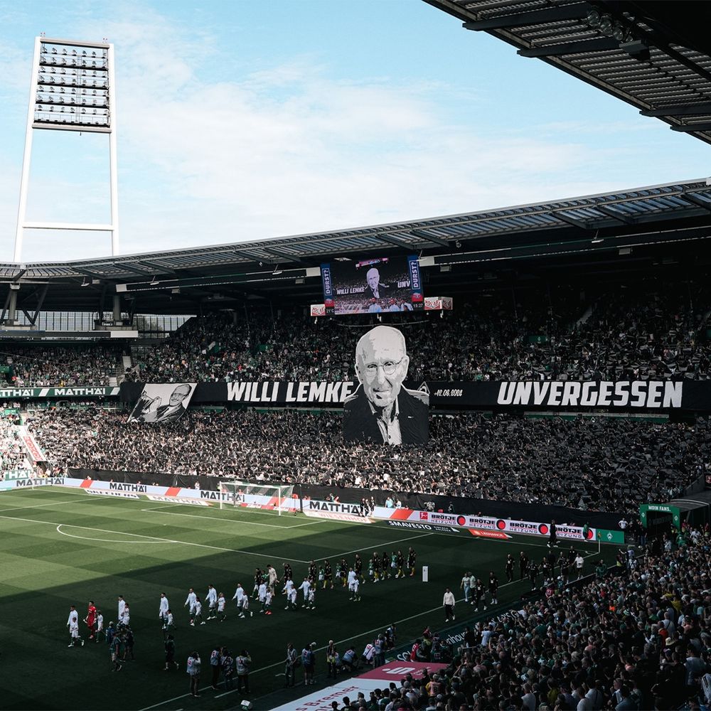 Ein Bild vom Weserstadion und der Ostkurve, die eine große Choreo für den verstorbenen Willi Lemke präsentiert. 