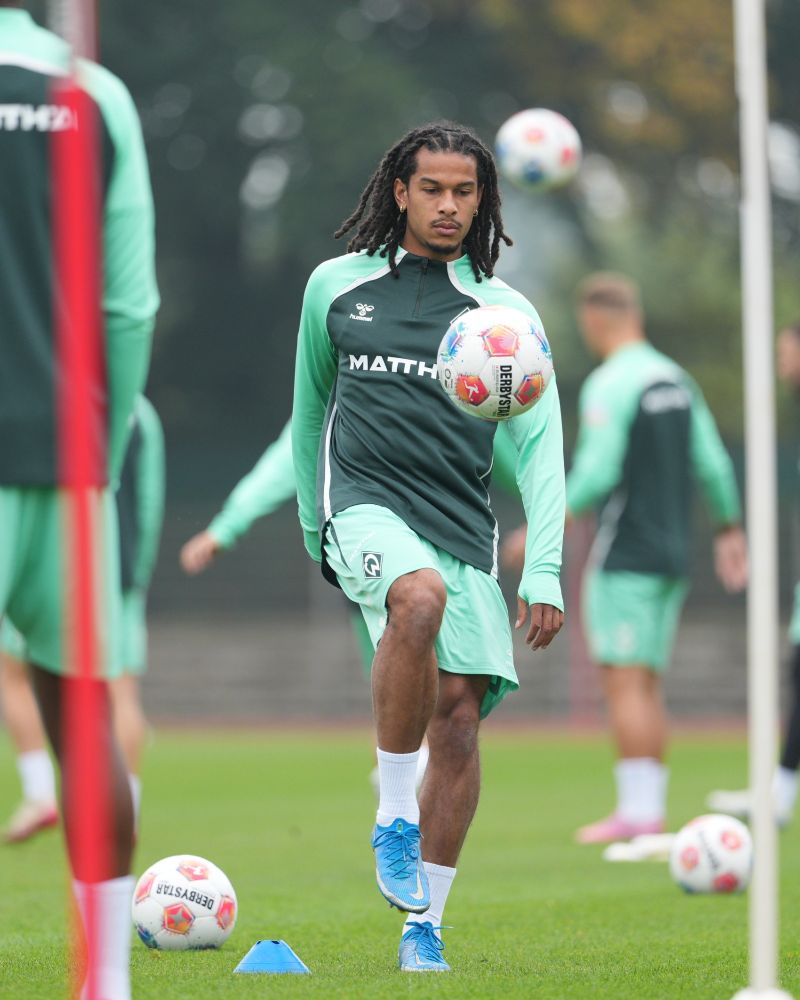 Schmidt hält den Ball hoch auf Platz 11