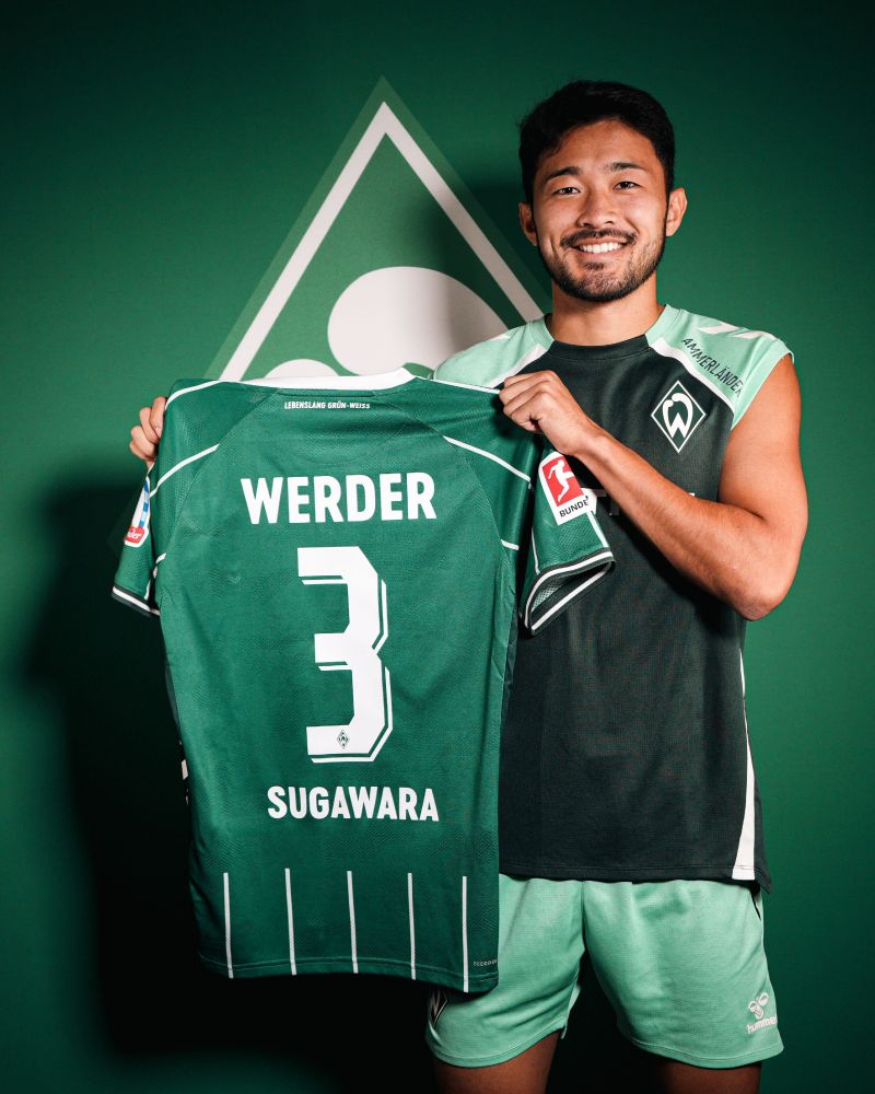 Yukinari Sugawara mit seinem Trikot in der Hand.