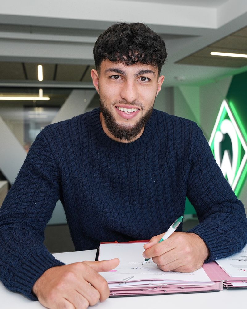 Safa Yildirim unterschreibt seinen Vertrag. 