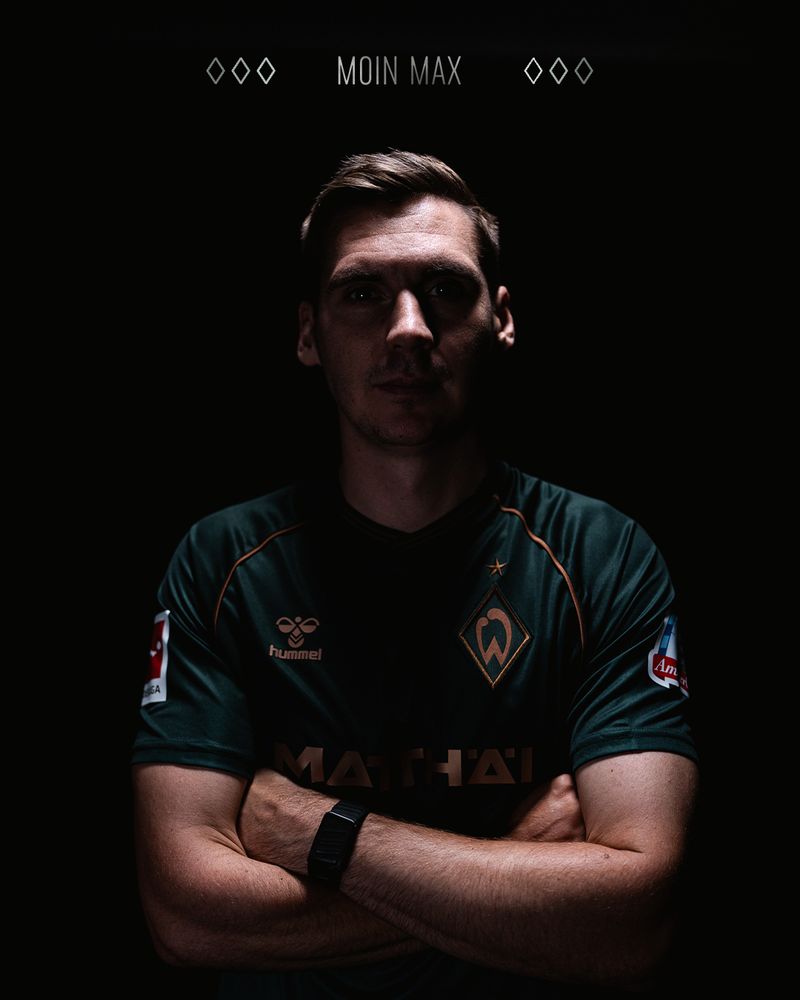 Max Wöber mit verschränkten Armen. 
