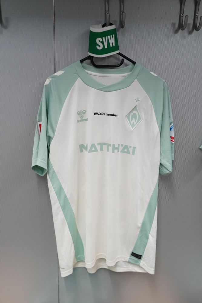 Auswärtstrikot von Werder mit dem Hashtag #WeRemember