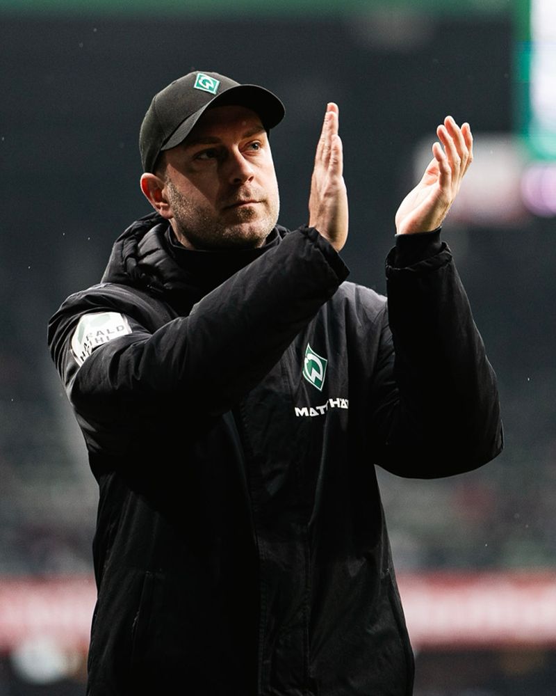 Ole Werner klatscht und schaut an der Kamera vorbei.