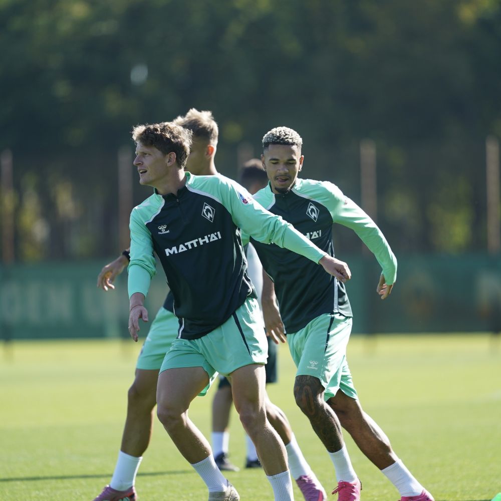 Jens Stage beim Warm-Up mit den Werder-Teamkollegen