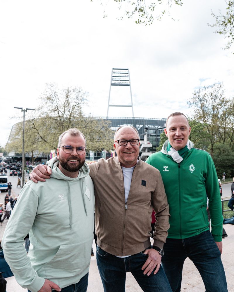 Dirk Wintermann mit den "Höhle der Möwen"-Moderatoren Jörn und Till vor dem Weserstadion.