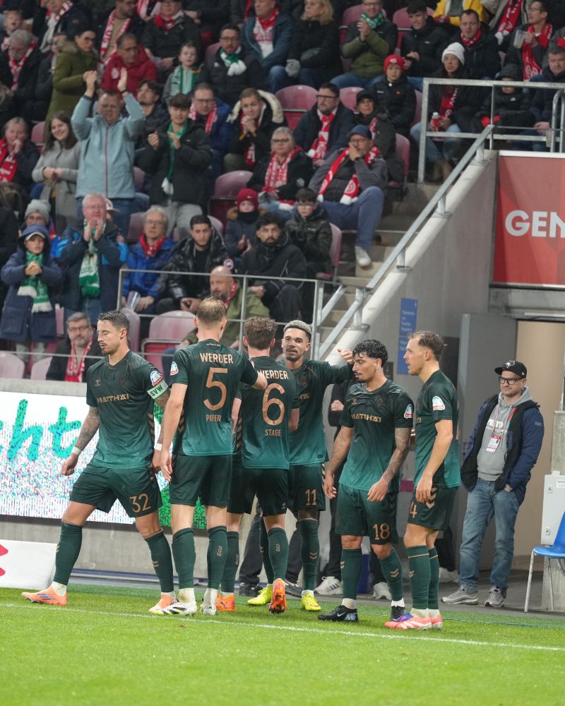 Werderspieler bejubeln gemeinsam das späte Remis gegen Mainz 05.
