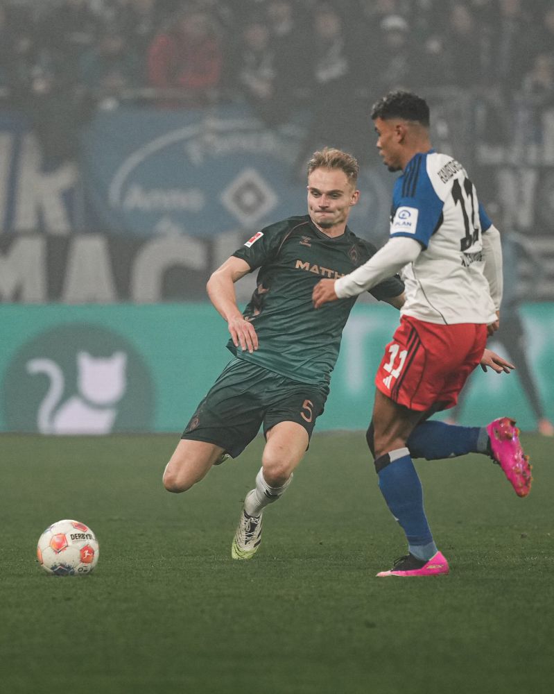 Amos Pieper grätscht.