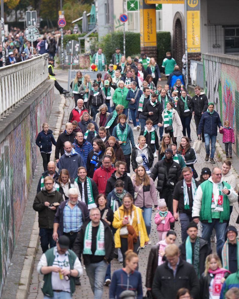 Fans, die auf dem Weg zum Weserstadion sind.