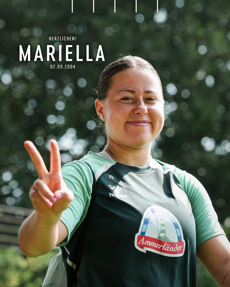 Mariella El Sherif zeigt Peace in die Kamera, Geburtstagsgrafik. 