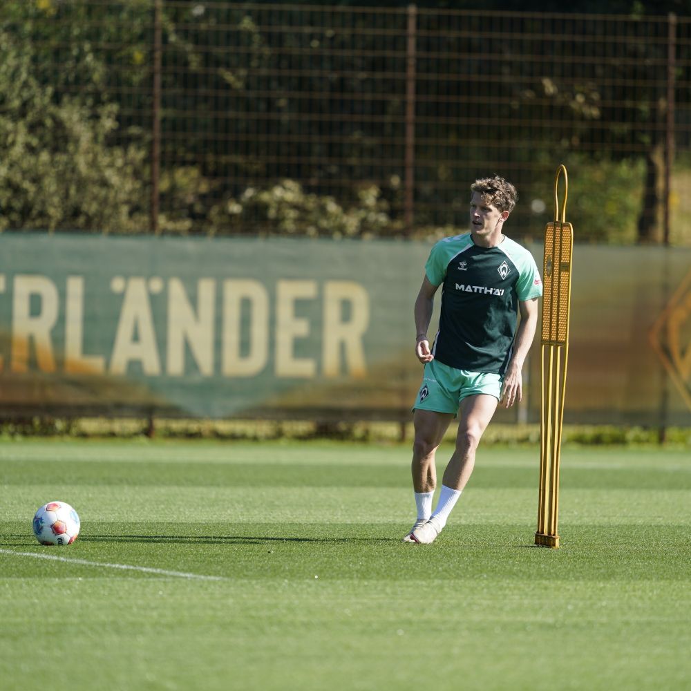 Jens Stage am Ball im Teamtraining