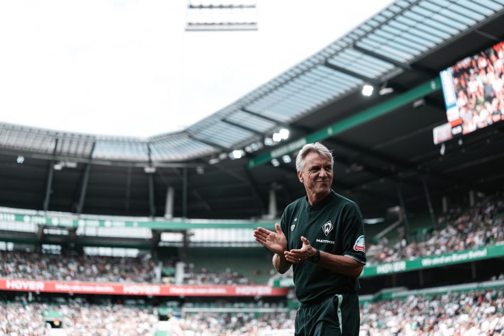 Horst Steffen klatscht in die Hände
