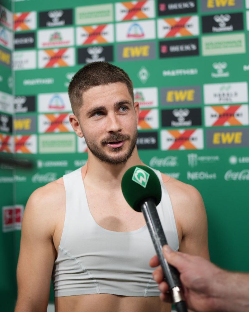 Romano Schmid beim Interview. Er sagt: „„Es war ein nervenaufreibendes Spiel. Es hatte unglaubliche Momente, wenn ich an Karims Tor denke. Mit 18 Jahren tritt er so mutig auf vor über 40.000 Fans. Natürlich wird man noch etwas Geduld brauchen. Doch sein Mut wurde heute belohnt. Für ihn und uns alle. Hut ab.