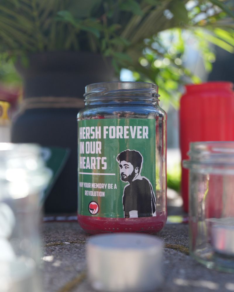 Gedenkkerze an Hersh mit der Aufschrift Hersh Forever in our Hearts.