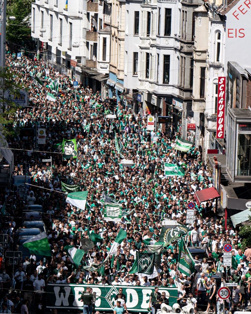 Fanmasch durch das Bremer Viertel von Werder-Fans