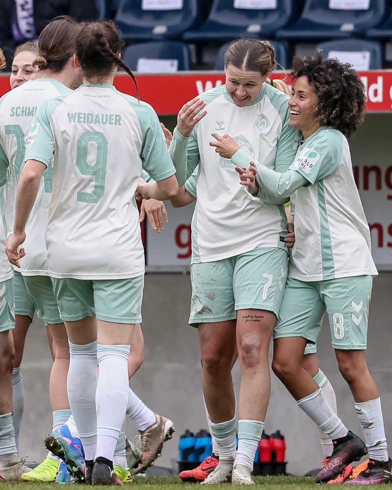 Die Werder-Frauen bejubeln ein Tor von Larissa Mühlhaus. 