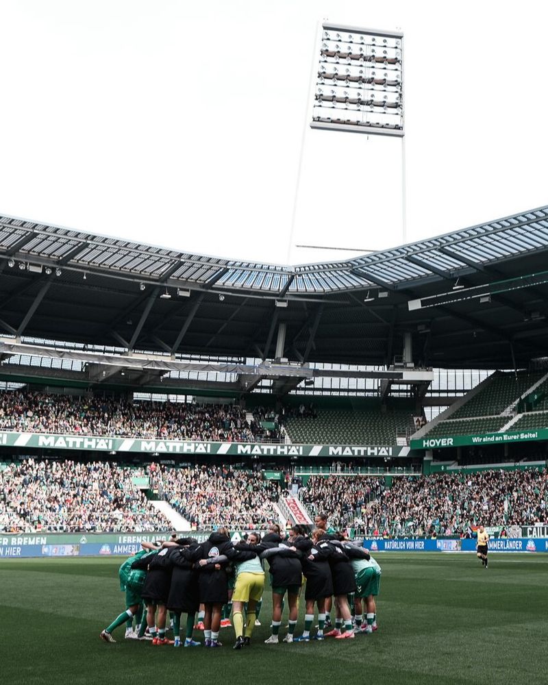 Die Werderfrauen stehen im Kreis im Weserstadion.