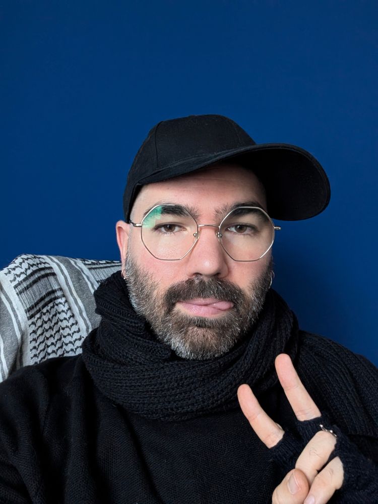 Le Technicien qui fait une tête chelou et un peace avec les doigts 