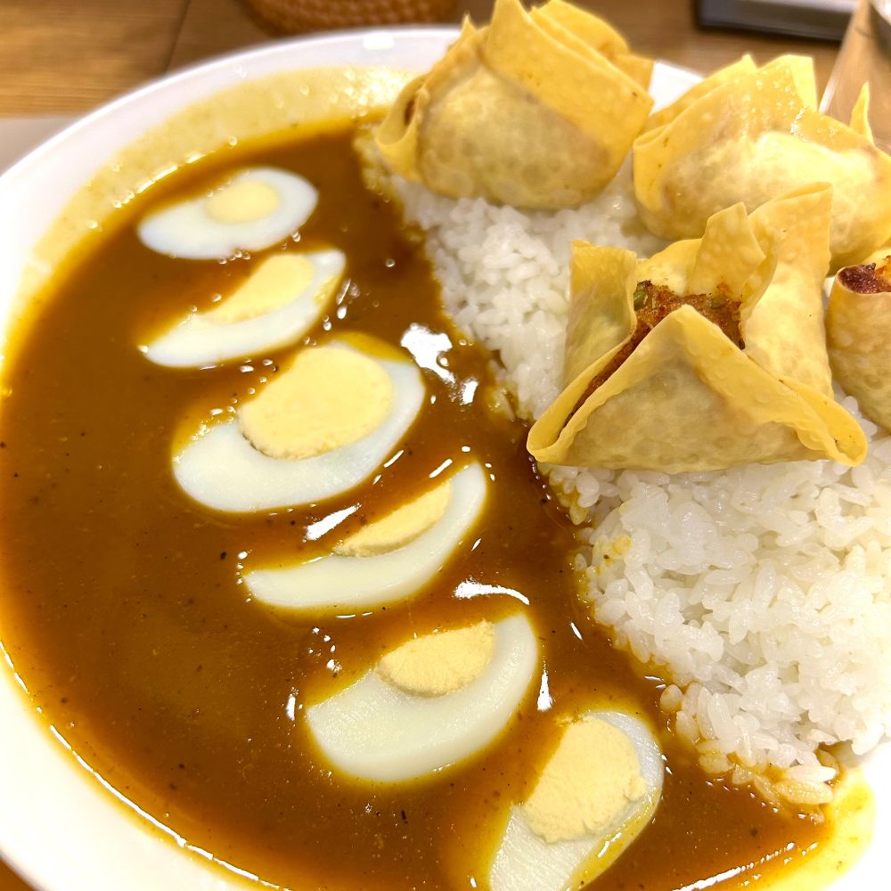 この日の日替わりカレー「蟹のすり身包み揚げカレー(卵入り)」。私はしませんでしたがルーおかわり無料みたいです(!!!)。
ルーはサラッとしていてしっかりスパイスの刺激を感じます🔥